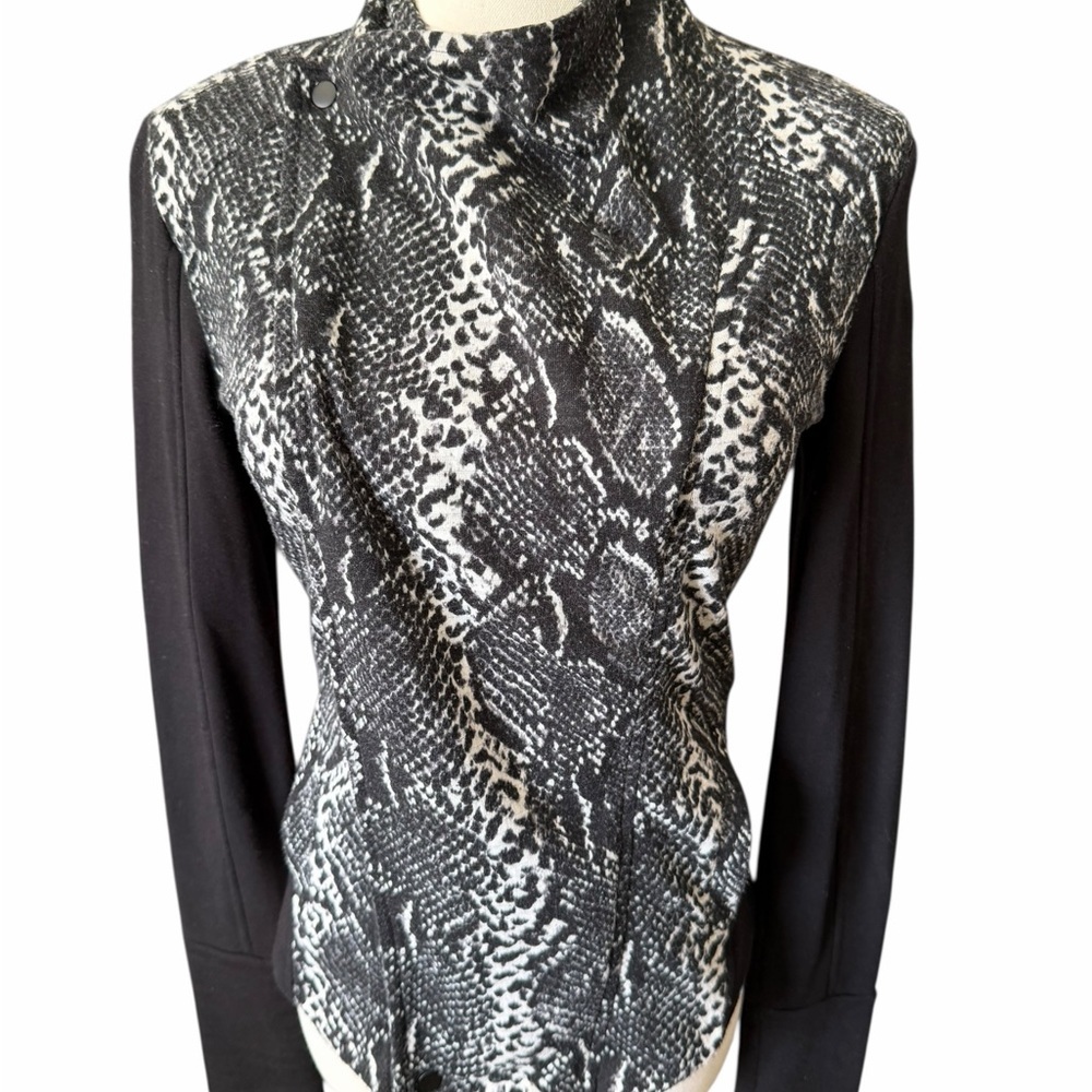 Rachel Roy Black and White Snake Print Top Asymmetrical Zip and Snap Front Sz XS